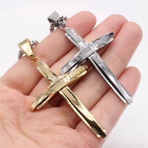Colliers avec pendentif croix en or et argent avec chaînes métalliques épaisses