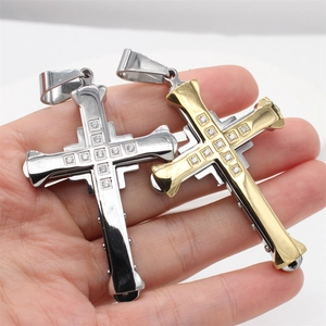 Grand pendentif croix pour homme en acier titane avec diamants incrustés en argent et or