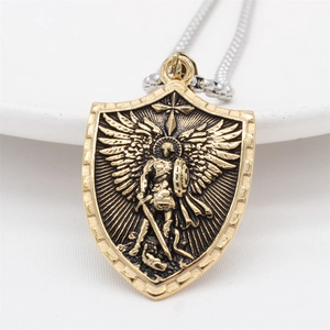 Collier bouclier rétro avec guerrier ange ailé et croix en finition or et noir vieilli