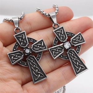 Pendentifs croix celtique viking rétro avec zircones noires et blanches pour hommes