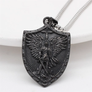 Collier pendentif bouclier St Michel vintage avec ailes d'ange en acier inoxydable