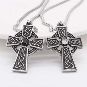 Collier croix celtique viking en acier inoxydable avec pierres de cristal noires et blanches