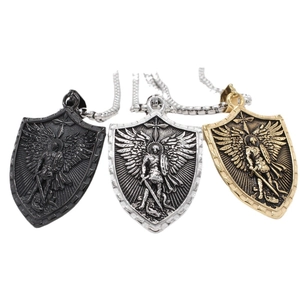 Pendentifs bouclier vintage en noir, argent et or avec relief archange Michel et chaînes