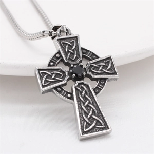 Collier avec pendentif croix celtique rétro et pierre noire en argent antique