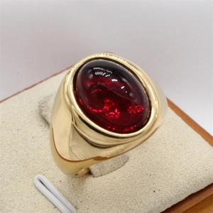Bague vintage en acier titane doré ornée d'un grand cabochon ovale en pierre rouge