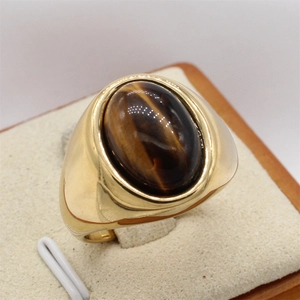 Bague vintage en acier titane doré avec une pierre oeil de tigre ovale au design classique