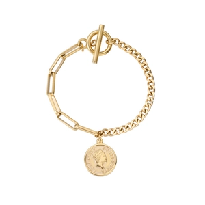 Détail du bracelet doré avec relief Elizabeth II et fermoir à bascule élégant