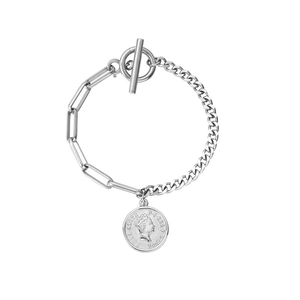 Gros plan du pendentif pièce Elizabeth II et du fermoir OT sur le bracelet en argent