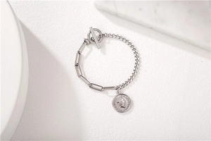 Détail du bracelet pièce reine avec chaîne trombone et fermoir à bascule OT