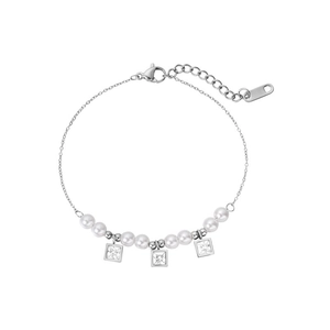 Détail du bracelet chaîne argenté avec perles blanches et pendentifs en zircone carrés
