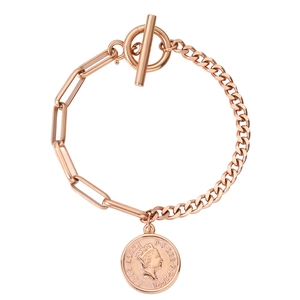 Bracelet minimaliste en or rose avec médaille de reine et chaînes asymétriques chic