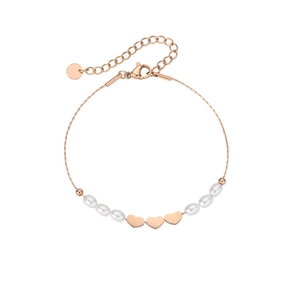 Detail von roségoldenem Herzanhänger Armband mit weißen Perlen und Karabinerverschluss