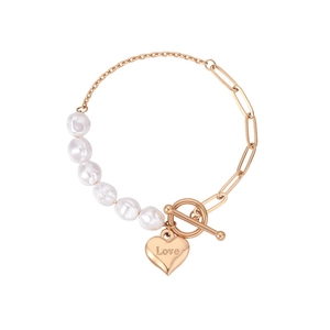 Details des eleganten Perlenarmbands mit Love-Herzanhänger und Knebelverschluss