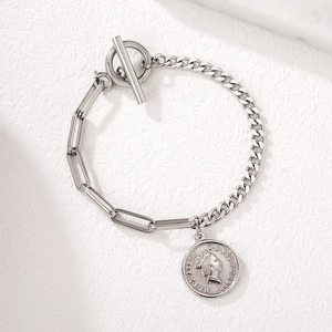 Bracelet argenté avec pièce Élisabeth II et chaînes asymétriques à fermoir OT