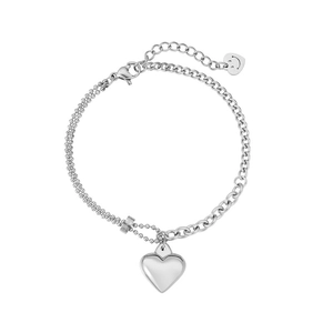 Dettaglio del bracciale asimmetrico a cuore con ciondolo LUCKY e viso sorridente