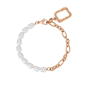 Détail du bracelet chaîne en or rose avec perles baroques et un pendentif rectangulaire