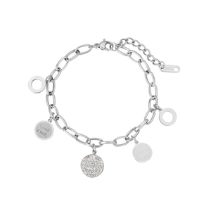 Detalle de pulsera de eslabones plateada con dijes Good Luck y grabado de 18KGP