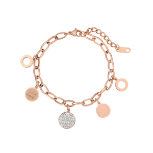 Detalle de pulsera de eslabones oro rosa con dijes Good Luck y disco de circonitas