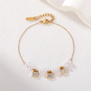 Bracelet élégant en or 18KGP avec perles blanches et zircons carrés sur fond de pierre
