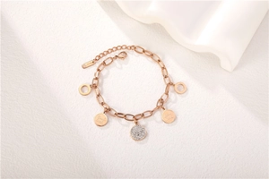 Detalle de pulsera de oro rosa con colgantes Good Luck y cristales brillantes