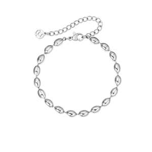 Dettaglio del bracciale a sfere d'argento con chiusura a moschettone e ciondolo tondo