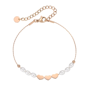 Roségold Armband mit Herzanhänger und weißen Perlen auf einer Schlangenkette