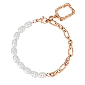 Bracelet en perles baroques et chaîne en métal or rose avec breloque rectangulaire texturée