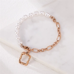 Bracelet minimaliste avec perles et chaîne en or rose et pendentif carré sur marbre