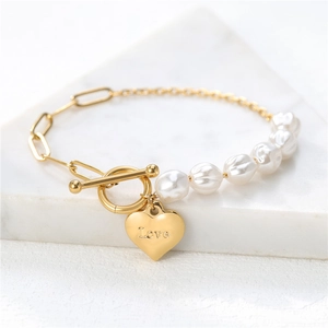 Elegantes Armband mit Perlen und Goldkette, Love-Herzanhänger und OT-Verschluss