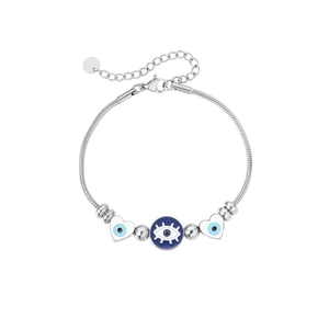 Détail du bracelet œil de protection en acier argenté avec cœurs bleus et chaîne serpent