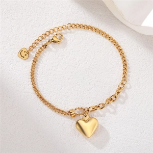 Bracciale a cuore minimalista dorato con design a doppia catena e piccolo ciondolo smiley