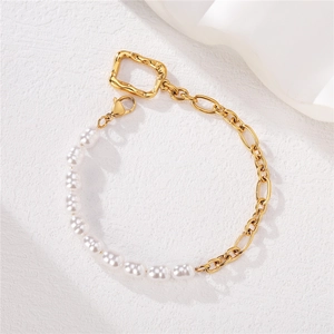 Bracelet mixte perles et chaîne dorée avec fermoir rectangulaire à texture martelée
