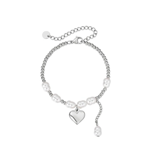 Détail du bracelet en perles argentées avec perles baroques et pendentif en forme de cœur