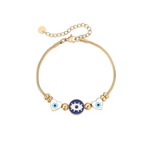 Détail d'un bracelet en titane doré orné d'amulettes œil bleu et de cœurs blancs
