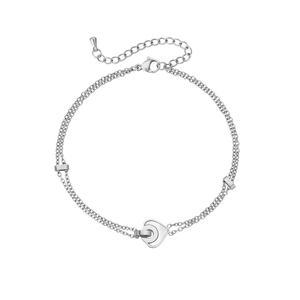 Détail du bracelet double couche en acier titane argenté avec pendentif cœur évidé