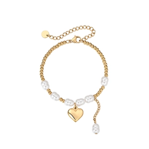 Détail du bracelet à billes dorées avec perles baroques et pendentif cœur brillant