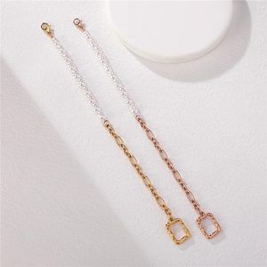 Bracelet minimaliste avec perles blanches et chaîne à maillons dorés, fermoir mousqueton