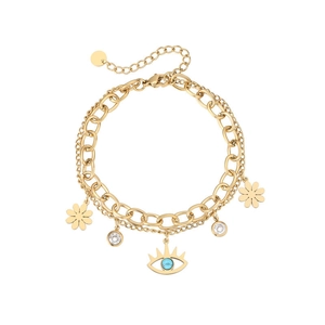 Détail du bracelet chaîne gourmette dorée avec œil porte-bonheur et fleurs
