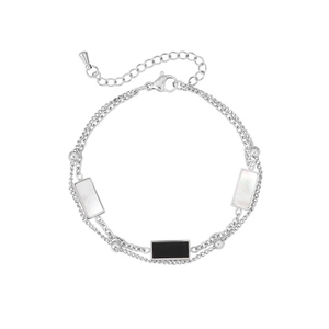 Détail du bracelet double couche argenté avec texture coquillage et fermoir mousqueton