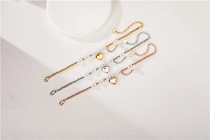 Détails de bracelets en perles et breloques cœur en finitions or, argent et or rose