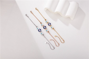 Détail des breloques œil bleu sur des bracelets en or argent et or rose poli