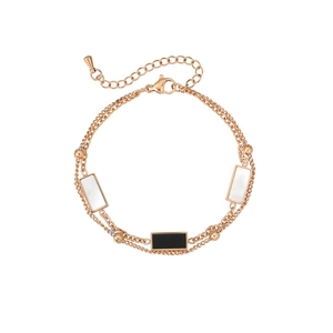 Détail d'un bracelet double couche en or rose avec breloques rectangulaires en nacre