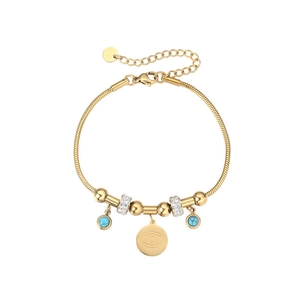 Détail d'un bracelet en chaîne serpent dorée avec perles turquoise et pendentif mauvais œil