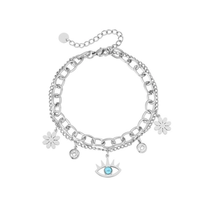 Détail du bracelet double chaîne argentée avec breloques œil de protection et marguerite