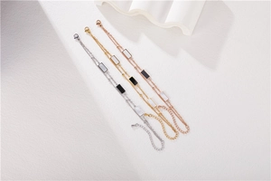 Vue détaillée de bracelets minimalistes en or, argent et or rose avec pendentifs en nacre