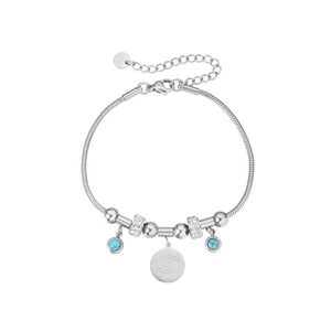 Détail du bracelet chaîne serpent en argent avec pendentif œil et perles turquoise
