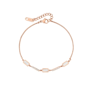 Dettaglio del bracciale in oro rosa con inserti in madreperla bianca e zirconi lucenti