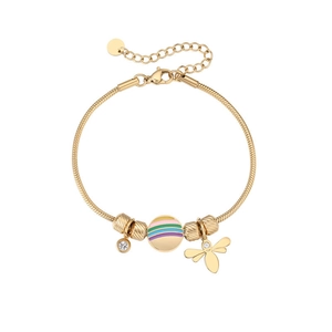 Détail d'un bracelet abeille doré avec perles colorées et chaîne serpent