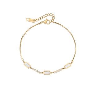 Dettaglio del bracciale in oro rosa con inserti in conchiglia e cristalli micro-pavé