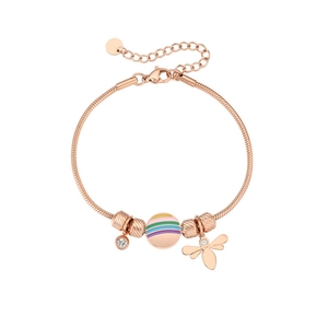 Gros plan détaillé du bracelet maille serpent en or rose avec abeille et perles colorées